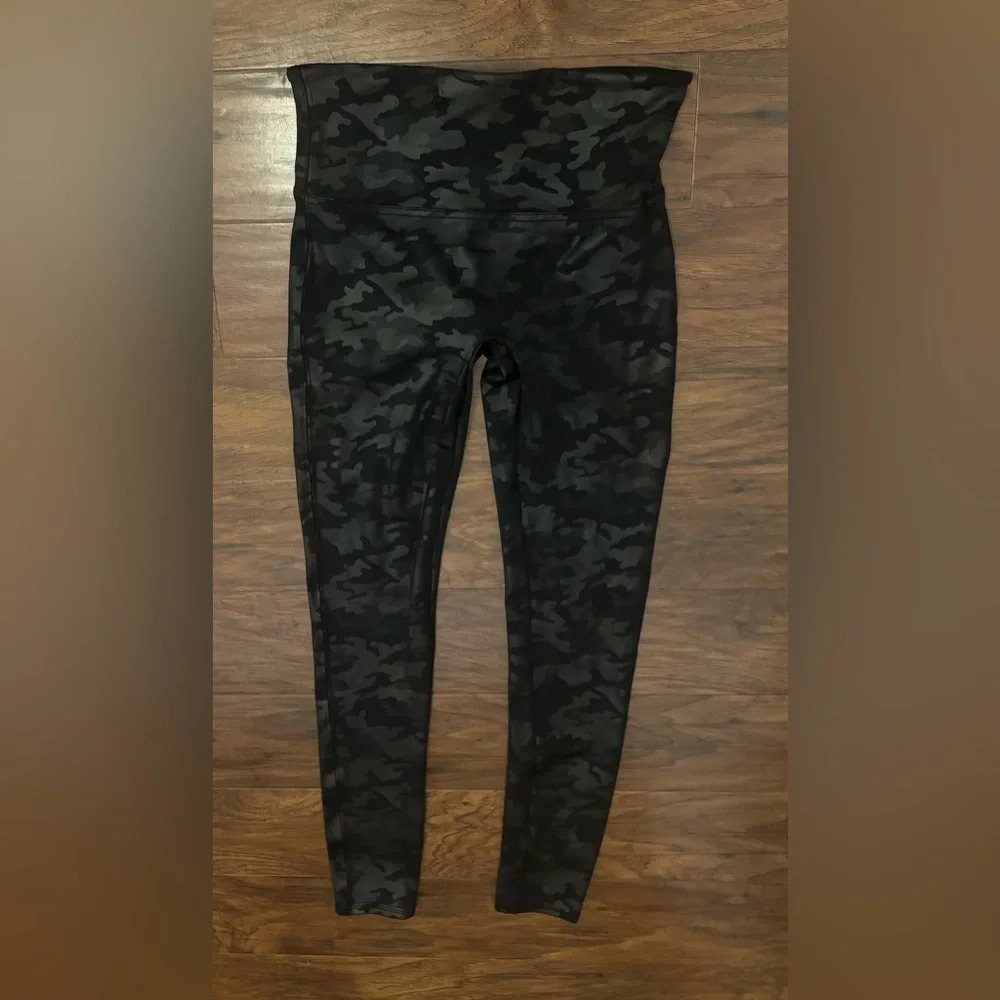 Spanx Look At Me Now Black Camo Leggings Athletic Athleisure Stretch Sz Medium